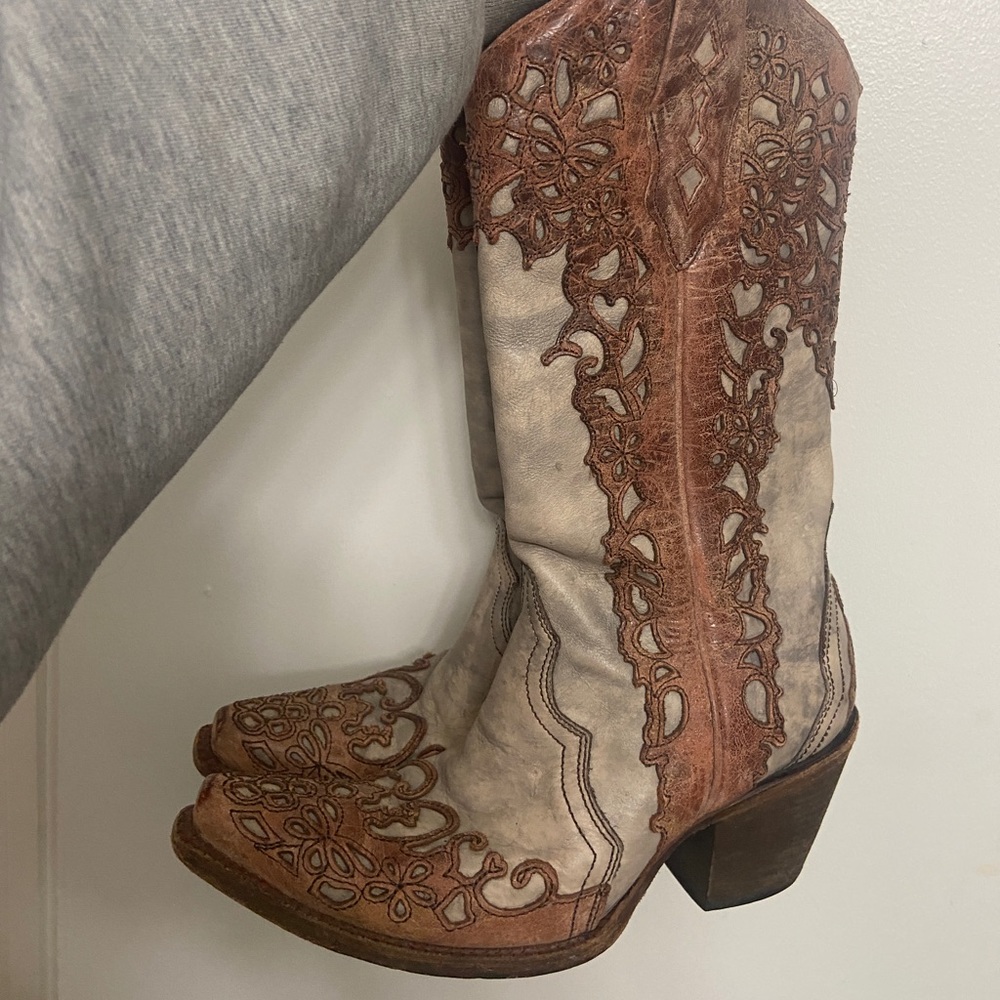 Great condition, barely worn sz 8 cowgirl boots. Brown colors & intricate design